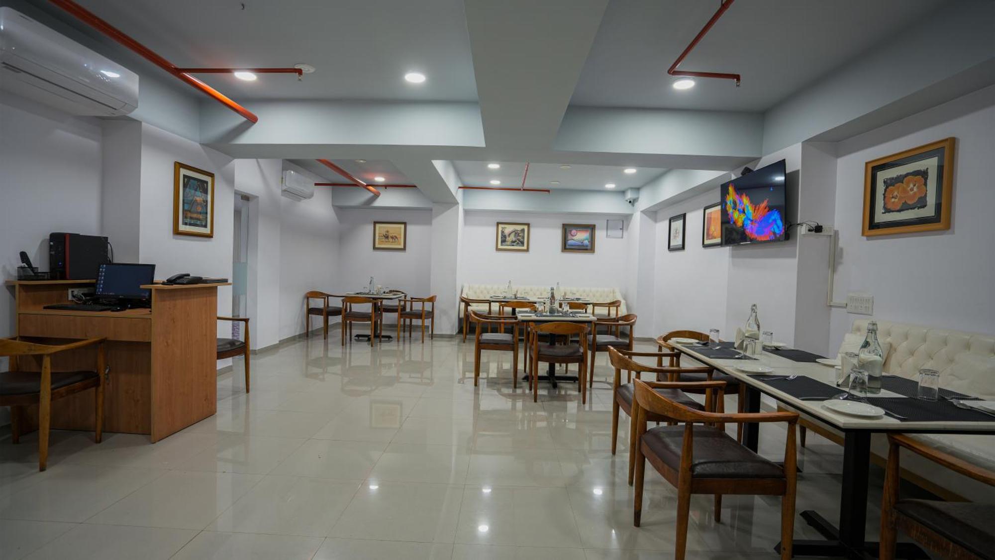 Hotel Downtown Gandhinagar Bagian luar foto