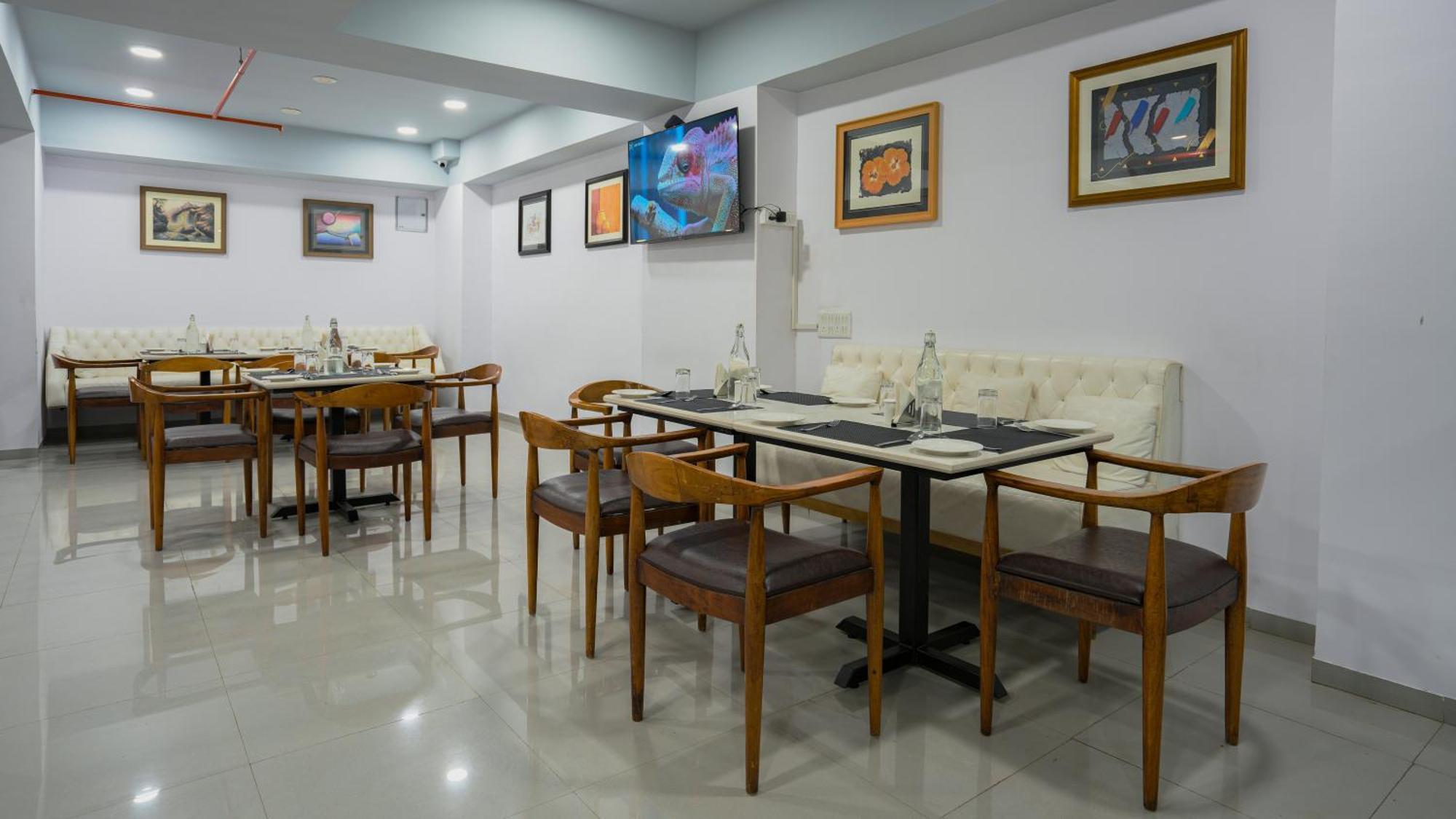 Hotel Downtown Gandhinagar Bagian luar foto